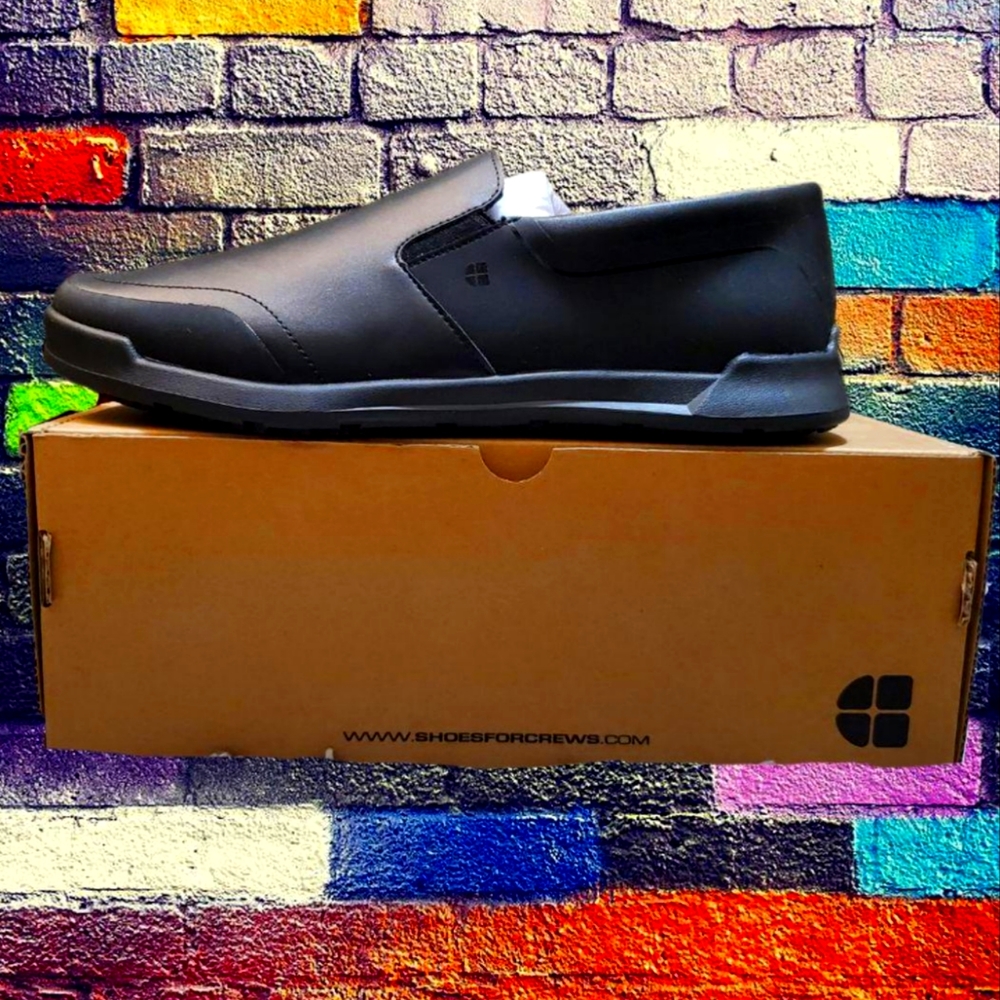 NEW Mens size 10 Slip Resistant Shoes in black.